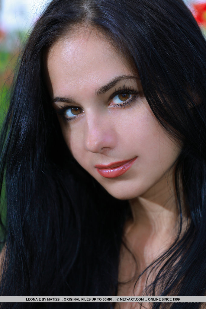 Metart Leona E in Presenting Leona fullsize image 01