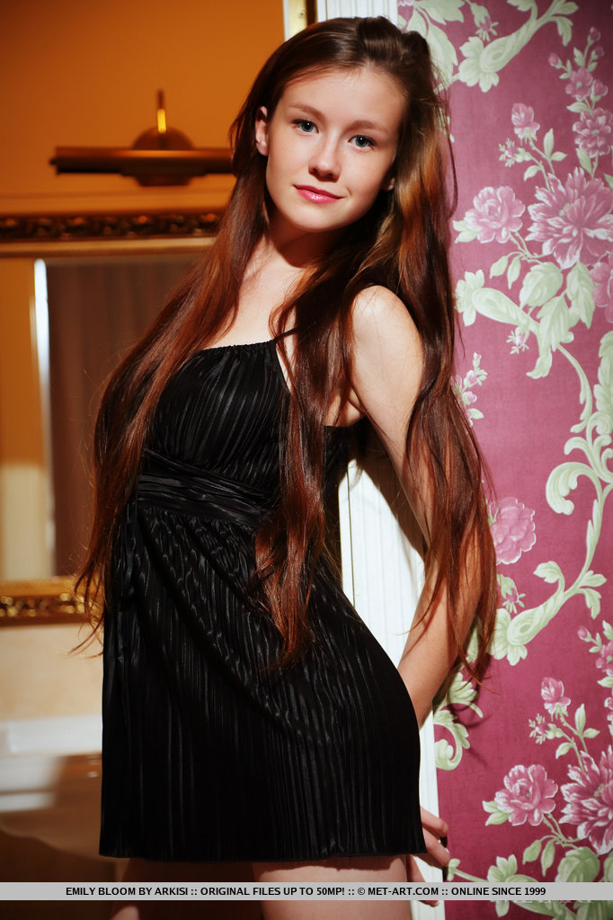 Metart Emily Bloom in Presenting Emily Bloom fullsize image 01