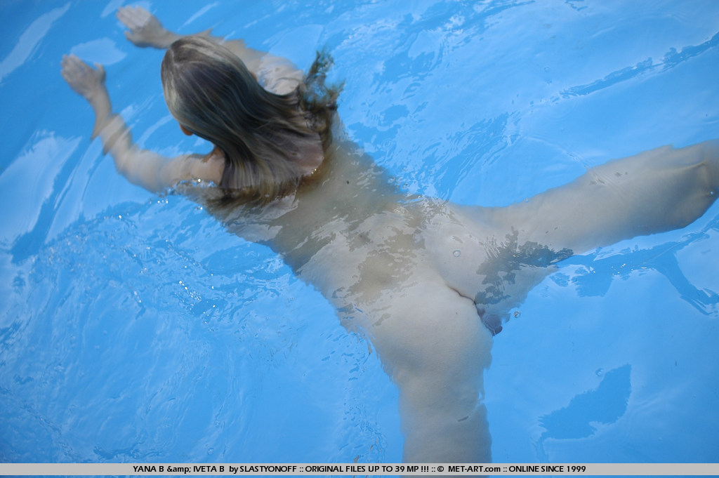 Metart Iveta B And Yana B in Palinis fullsize image 01
