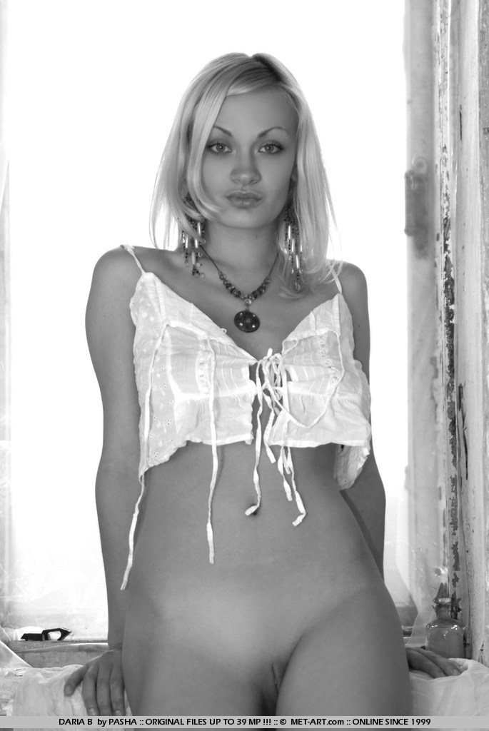 Metart Daria B in Presenting Daria fullsize image 14
