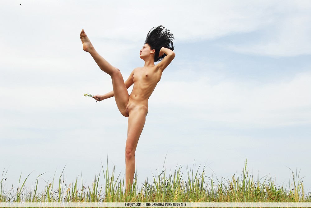 Femjoy Julie in Levitating fullsize image 01